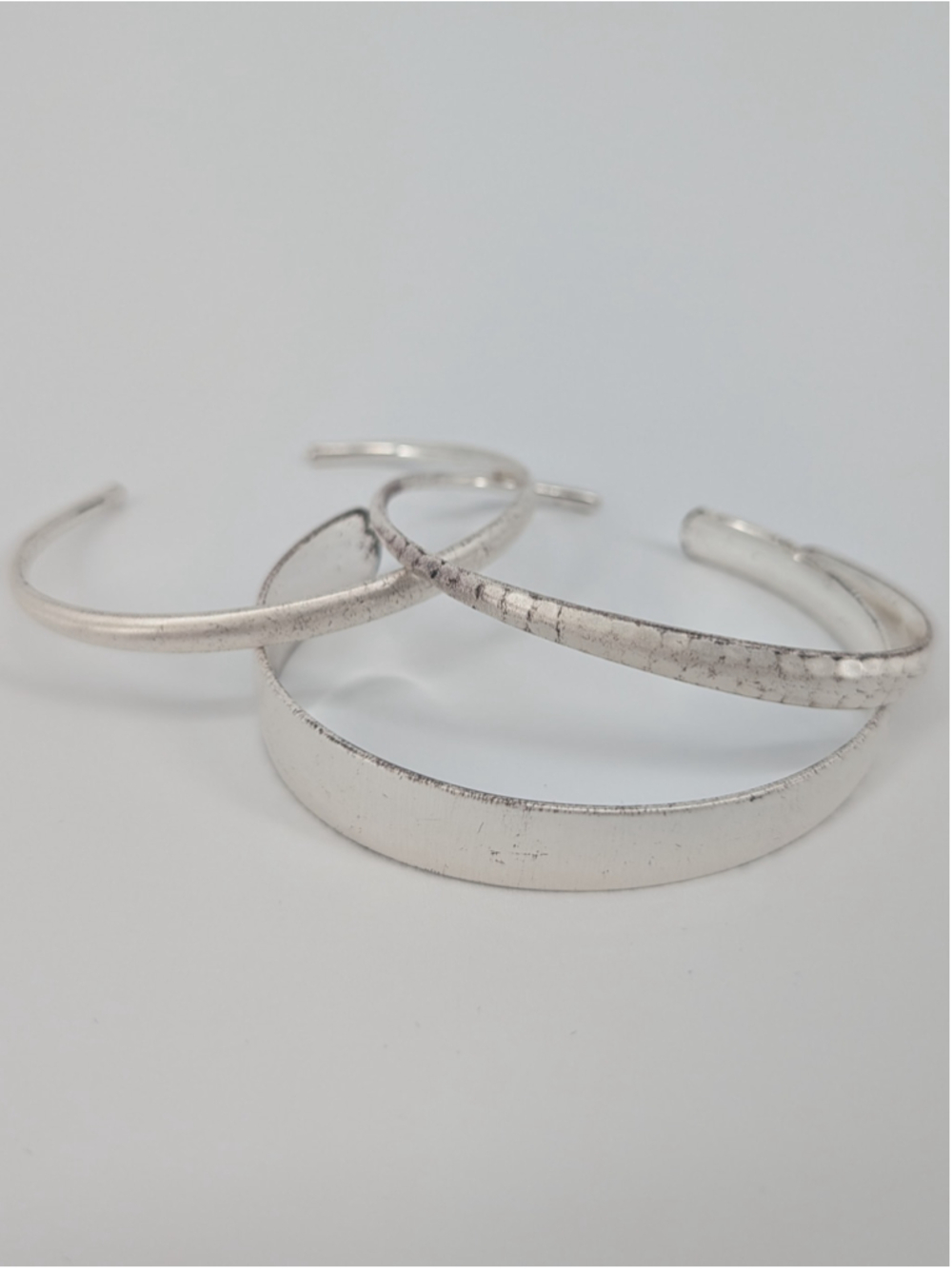 Kendra Scott Tiana Bright Silver Cuff Bracelet Set 3 Hammered Asymmetrical - Picture 2 of 13